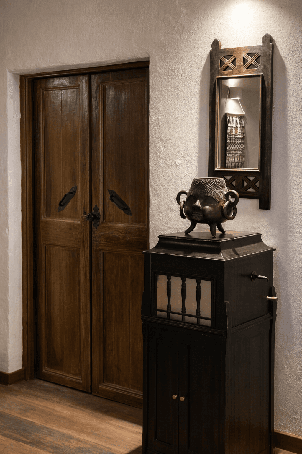 Detalle de puertas talladas en madera